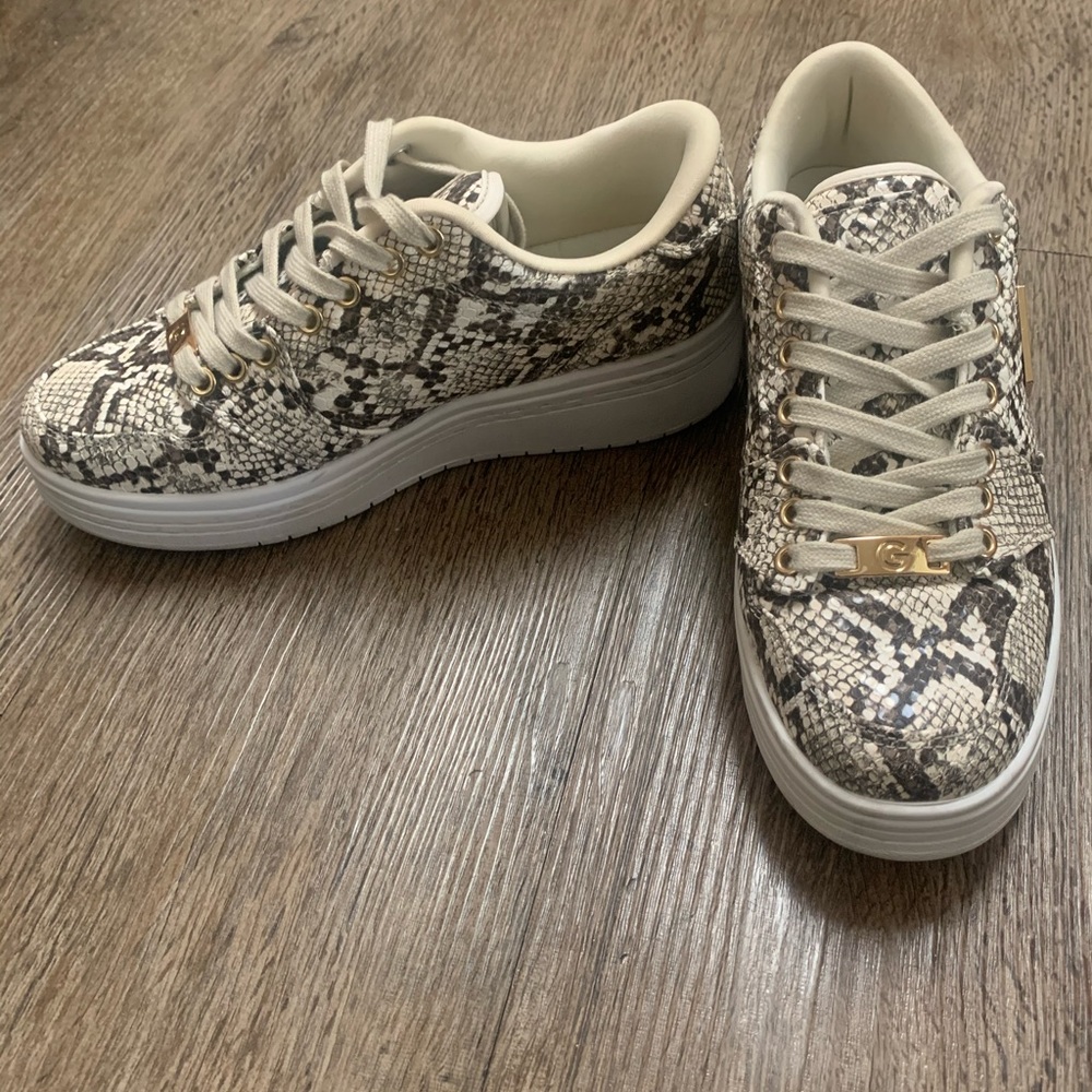 GBG Los Angeles Taupe Snake Wedge Platform Sneakers 7 Tan Beige